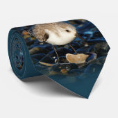 Cute Sanderling Shorebird Dines on Clam at Beach Stropdas (Opgerold)