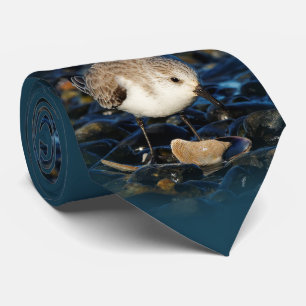 Cute Sanderling Shorebird Dines on Clam at Beach Stropdas