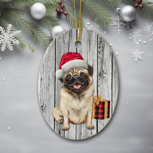 Cute Santa Hat Pug Dog op de achtergrond van hout Keramisch Ornament