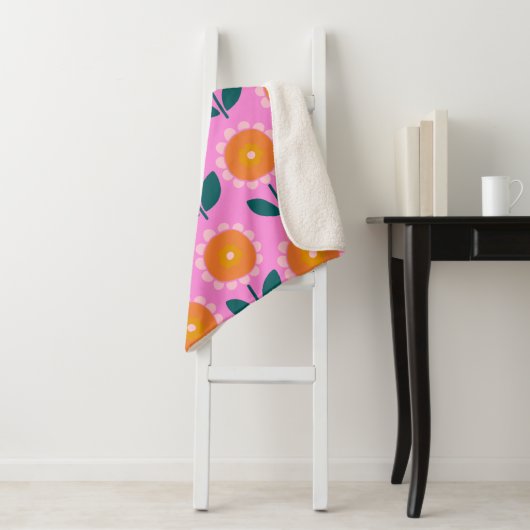 Cute Scandinavian Flowers in Pink and Oranje Sherpa Deken (In situ)