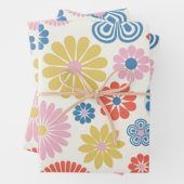 Cute Scandinavian Folk Flowers in Red Yellow Blue Inpakpapier Vel (In situ)