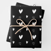 Cute Scandinavian Heart Pattern Black and White Inpakpapier Vel (In situ)