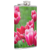 Cute scarlet tulips in the garden heupfles (Rechts)