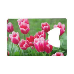 Cute scarlet tulpen in de tuin creditkaart flessenopener