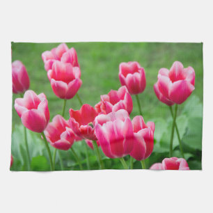 Cute scarlet tulpen in de tuin theedoek