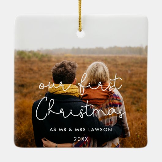 Cute script Ons eerste kerstpaar foto Keramisch Ornament (Achterkant)