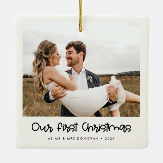 Cute script Onze eerste kerstfoto Keramisch Ornament (Achterkant)