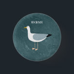 Cute Seagull Name Ronde Button 3,2 Cm<br><div class="desc">Een juktige zeemeeuw die bij de oceaan staat. Ideaal voor mensen die van zassige vogels houden en voor de kust. Personaliseer door de naam te veranderen of te verwijderen.</div>