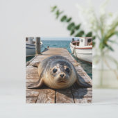 Cute Seal Laying on Boat Dock Ocean Pier (Staand voorkant)