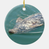 Cute Seal zwemt in Ocean Kerstmis Keepomwille Keramisch Ornament (Achterkant)