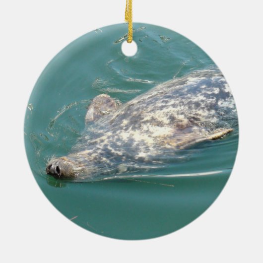 Cute Seal zwemt in Ocean Kerstmis Keepomwille Keramisch Ornament (Achterkant)