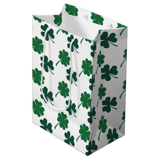 Cute shamrocks four leaf clovers tiled pattern medium cadeauzakje (Voorkant Gekanteld)