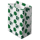 Cute shamrocks four leaf clovers tiled pattern medium cadeauzakje (Achterkant Gekanteld)