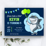 Cute Shark Kids Birthday Party Invitation Kaart<br><div class="desc">Verrijk je gasten met deze coole uitnodiging voor een verjaardagsfeestje met een schattige haai die groene ballonnen vasthoudt met moderne typografie tegen een blauw marineklein. Voeg eenvoudig uw gebeurtenisdetails op deze makkelijk te gebruiken sjabloon toe om het één-van-een-soort uitnodiging te maken. Draai de kaart om een elegant grijs chevron patroon...</div>