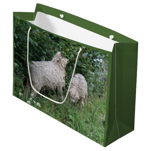 Cute Sheep Eating Leaves Gift Bag Groot Cadeauzakje (Voorkant Gekanteld)