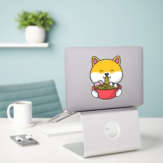 Cute Shiba Inu Eating Ramen Podle Sticker (Laptop op bureau)