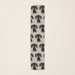Cute Short Hazard Black en Tan Dachshund Pattern Sjaal<br><div class="desc">Deze stijlvolle chiffon scarf is een leuk accessoire voor elk seizoen. Grijze sjaal met zwart en geelbruin,  glad Dachshunds-patroon. Maakt een perfect cadeau voor wiener-hondenmoeders. Bekijk de Doodle World van Jenn voor meer hondenras over accessoires en cadeaus.</div>