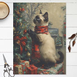 Cute Siamese Cat Christmas Vintage Decoupage Tissuepapier<br><div class="desc">Breng een vleugje feestelijke charme aan uw vakantie ambachten met onze Schattigee Siamese Cat Christmas  Decoupage Tissue Paper,  geïnspireerd op de klassieke elegantie van olieverfschilderijen. Elk vel vangt de innemende schoonheid van een Siamese kat in een kerstsetting,  perfect voor het toevoegen van een nostalgische warmte aan uw creaties.</div>