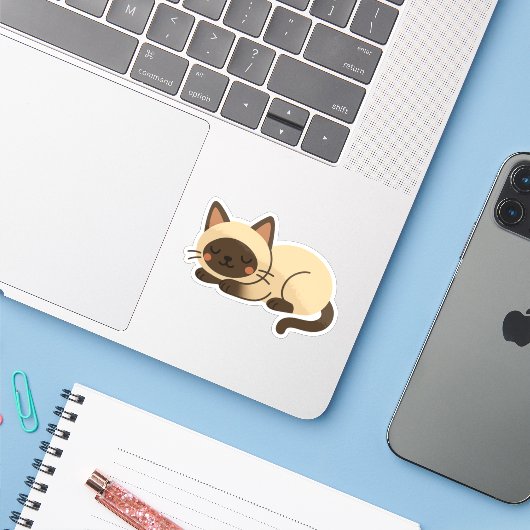 Cute Siamese Cat Sleeping – Kawaii Style Sticker (Laptop met iPhone)