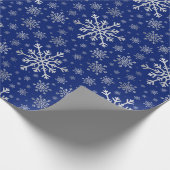 Cute Silver Grey kerstsnowflakes op blauw Cadeaupapier (Hoek)