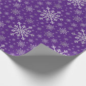 Cute Silver Grey kerstsnowflakes op Paars Cadeaupapier (Hoek)