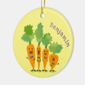 Cute singing carrot cartoon illustratie keramisch ornament (Links)