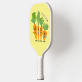 Cute singing carrot cartoon illustratie pickleball paddle (Links)