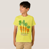 Cute singing carrot cartoon illustratie t-shirt (Voorkant volledig)