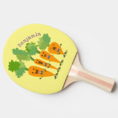 Cute singing carrot cartoon illustratie tafeltennisbatje (Zijkant)