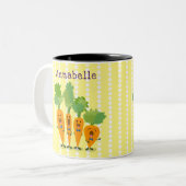 Cute singing carrot cartoon illustratie tweekleurige koffiemok (Voorkant links)