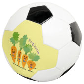 Cute singing carrot cartoon illustratie voetbal (Drie kwart)