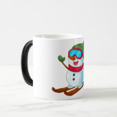 Cute Skiing Snowman Illustration Magische Mok (Voorkant links)