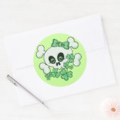 Cute Skull met Shamrocks Ronde Sticker (Envelop)