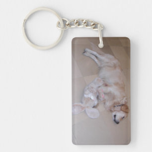 Cute Slapende Golden Retriever met Speelgoed konij Sleutelhanger