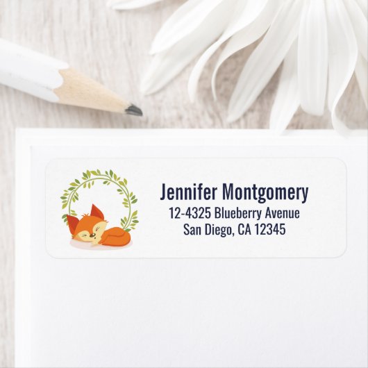 Cute Slapende Oranje vos met groene bladeren, Wrea Etiket (Insitu)