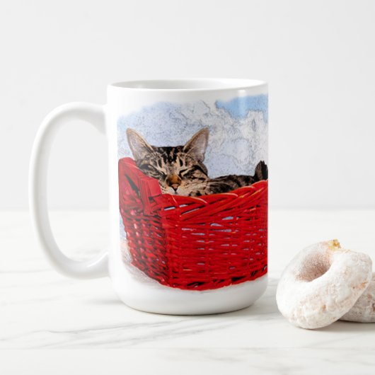 Cute Slaping Kitten in Bright Red Basket Foto Koffiemok (Met donut)