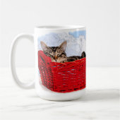 Cute Slaping Kitten in Bright Red Basket Foto Koffiemok (Links)
