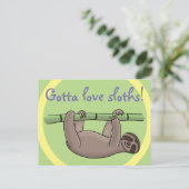 Cute slapy sloth hangt op groene bamboe cartoon briefkaart (Staand voorkant)