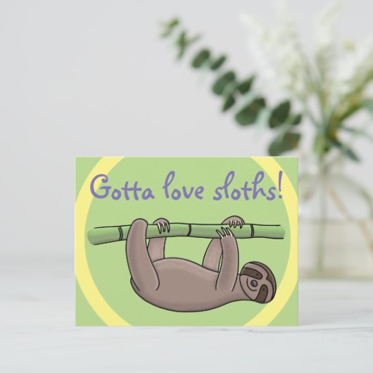 Cute slapy sloth hangt op groene bamboe cartoon briefkaart (Staand voorkant)