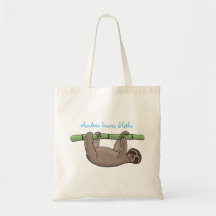 Cute slapy sloth hangt op groene bamboe cartoon