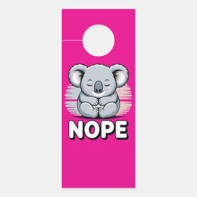 Cute Sleeping Koala “Nope” Funny Cartoon Deurhanger (Voorkant)