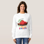 Cute Sleeping Strawberry – Women’s Crewneck Sweats Trui (Voorkant volledig)