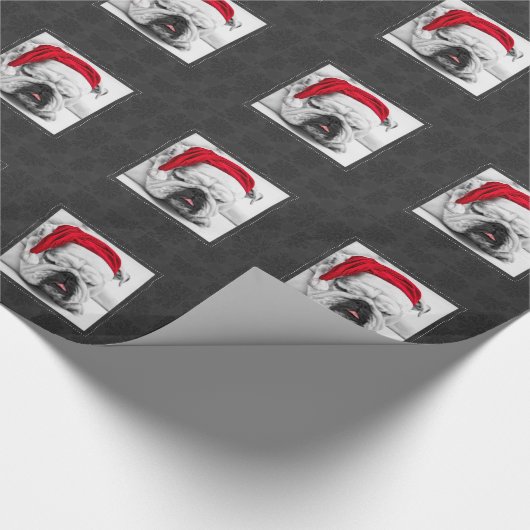 Cute Sleepy White Bulldog in a Santa Hat Cadeaupapier (Hoek)