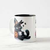 Cute Sleepy Witch Cat & Pumpkin Halloween  Tweekleurige Koffiemok (Voorkant links)