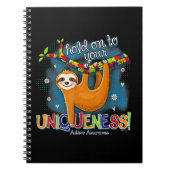 Cute sloth autisme outfit houdt vast aan je unieke notitieboek (Voorkant)