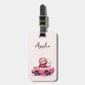 Cute Sloth Driving a Pink Convertible Bagagelabel (Voorkant verticaal)