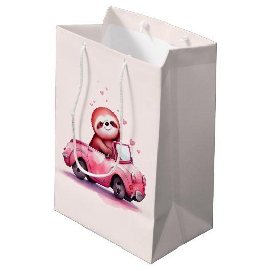 Cute Sloth Driving a Pink Convertible Medium Cadeauzakje (Achterkant Gekanteld)