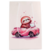 Cute Sloth Driving a Pink Convertible Medium Cadeauzakje (Voorkant)