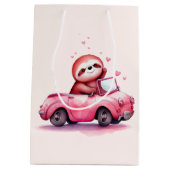 Cute Sloth Driving a Pink Convertible Medium Cadeauzakje (Achterkant)
