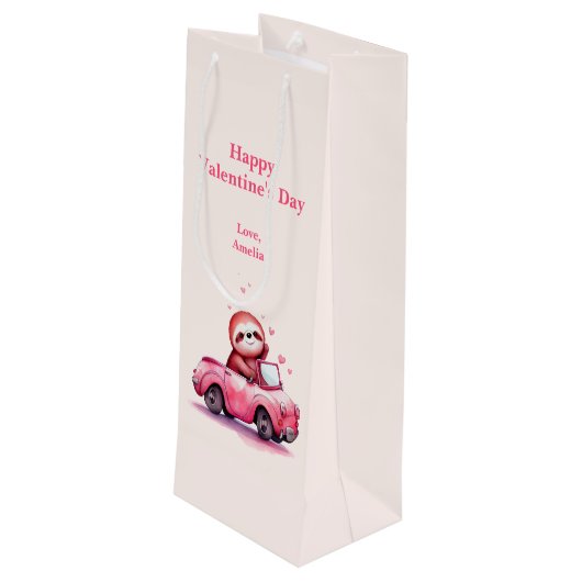 Cute Sloth Driving a Pink Convertible Valentine's  Wijn Cadeautas (Achterkant Gekanteld)